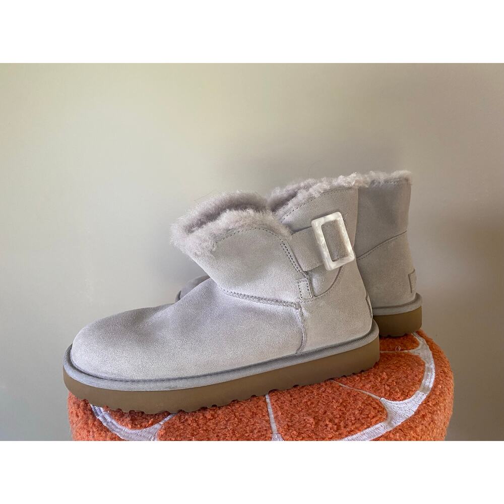 EUC UGG Mini Bailey Fashion Buckle Size 9 Gray